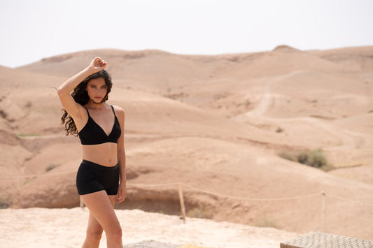 Femme portant une culotte menstruelle adaptée à son flux