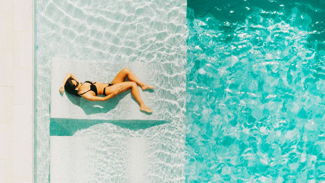 Femme allonger dans un transat et une piscine