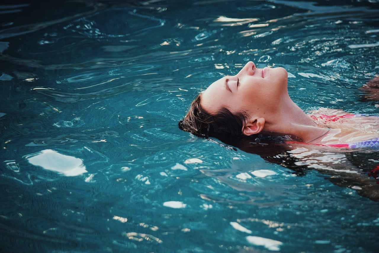 Femme qui se baigne dans l'eau