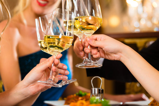 Image de plusieurs  amies buvant un verre de vin blanc